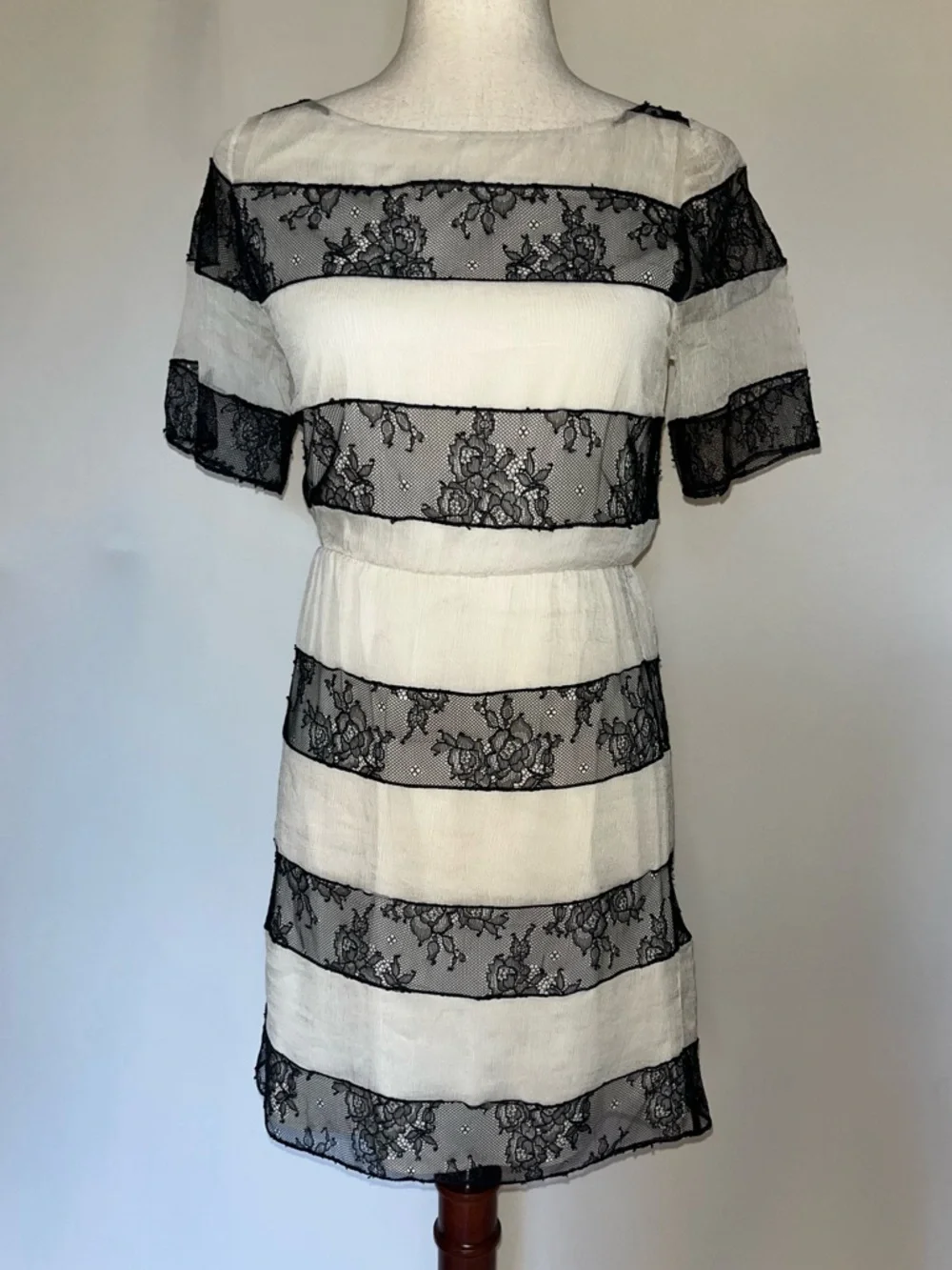 black and white alice and olivia dress + | Dresses | Alice Olivia Lace Stripe Mini Size Xs front slit Replying to @SUGAR_ AESTHETIC SIZE:USA 14 / EU 44 / UK 16 knit dress features a